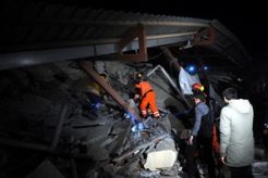 Dua gempa Iran tewaskan 220 orang