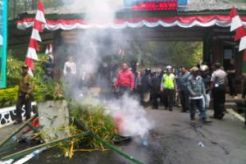 Pintu masuk wisata Tangkubanparahu ditutup warga