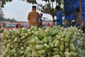 Pedagang ketupat boyong keluarga berjualan