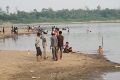 Kemarau, warga mandi bongen di Sungai Musi