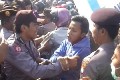 Buruh dan polisi di Jombang kembali bentrok
