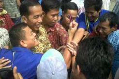 Jokowi bagi-bagi handuk ke tukang taksi