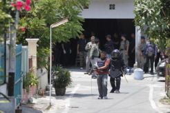 Polisi ganti rugi kerusakan rumah warga