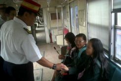 Jelang kenaikan tarif, KAI bagi-bagi bunga