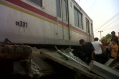 KRL anjlok karena rel patah