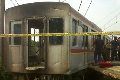 Polisi pasang garis polisi di lokasi KRL anjlok