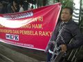 Pria nekat merantai diri di KPK