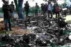 Bentrok lahan, puluhan motor dibakar massa