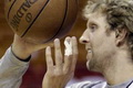Meski cedera, Nowitzki tetap berlatih