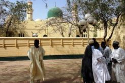 Berseragam polisi, sekelompok pria membunuh di masjid
