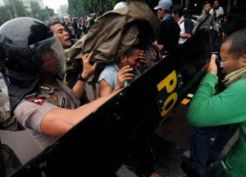 Tolak Wakapolri, mahasiswa Unpam bentrok dengan polisi