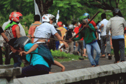 Pukul polisi, demo penambang emas ricuh