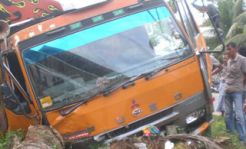 Sopir mengantuk, truk terjun dari jembatan
