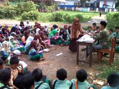 Sekolah disegel, siswa belajar di lapangan bola