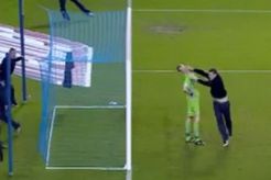 Serang kiper, fans Leeds dipenjara 4 bulan