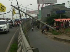 Tiang listrik roboh, melintang di fly over Depok