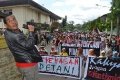 Minta bebaskan rekannya, ratusan warga demo PN