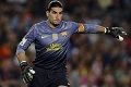 Kiper Barca terkena lemparan petasan
