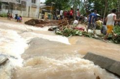 Lepas dari pelukan ibu, balita hanyut di sungai