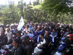 Buruh Carrefour demo ke Balai Kota