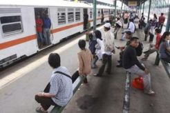KRL gangguan lagi, penumpang numpuk