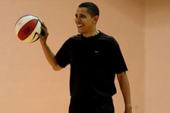Jelang penutupan pemungutan suara, Obama main basket