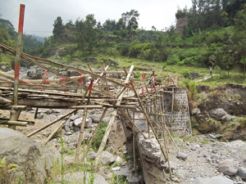 Jembatan bambu nyaris ambrol tetap dilewati