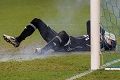 Kiper Dynamo terkena lemparan kembang api, laga dihentikan
