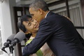 Usai ngobrol, Obama cium pipi Suu Kyi