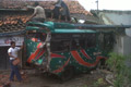 Bus ngetem diseruduk truk, belasan terluka