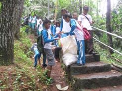 200 Siswa SMP Magelang ikuti Forest Walk