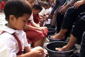 Siswa basuh kaki guru dengan air kembang