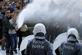 Demonstran semprot polisi Belgia dengan susu sapi