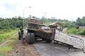 Disenggol kereta, bodi truk berantakan
