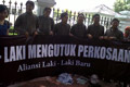 Laki-laki pakai blangkon, protes perkosaan