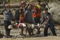 Terjebak di bawah reruntuhan, korban topan Bopha ditemukan hidup