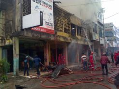 Api jilat 4 ruko, di Pasar Sayangan