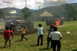 Protes pemekaran, mobil plat merah dibuang ke jurang