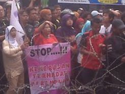 Massa mulai merangsek dekati Gedung DPRD Garut