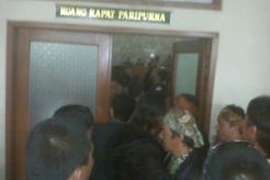Sidang Pansus Aceng ricuh