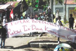 TNI & warga adat Ternate bentrok dengan mahasiswa