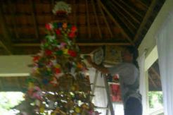 Pohon Natal unik dari ribuan mainan tradisional