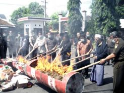 Kejaksaan Jember bakar narkoba, uang palsu, &VCD bajakan