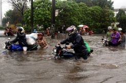 Banjir, warga rayakan Natal di rumah