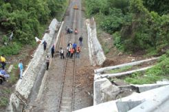 Fly over ambles, jalur KA terhambat