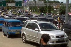 Arus Jakarta lengang, Puncak dan Anyer padat