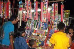 Pedagang kembang api penuhi jalan di Biak