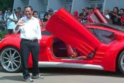 Setelah diruwat, mobil Dahlan kecelakaan