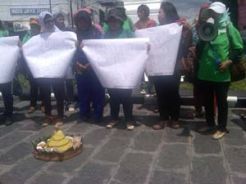 RSBI dihapus, para ibu gelar tumpengan
