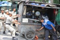 Digusur dari pasar, PKL jualan di kantor bupati